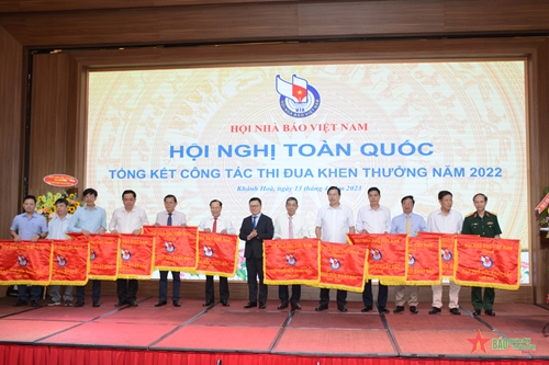 Báo Quân đội nhân dân nhận cờ thi đua xuất sắc của Hội Nhà báo Việt Nam
